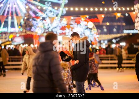 Couple dans l'amour. Personnages romantiques pour la Saint Valentin. Vrai amour. Un Couple heureux S'amuser à la patinoire de la ville le soir. Joyeux romantique Banque D'Images