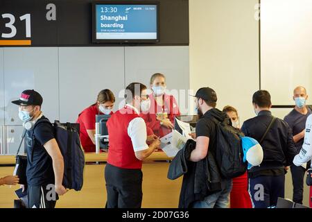 Vienne, Autriche. 2 octobre 2020. Les passagers se préparent à embarquer pour un vol à destination de Shanghai à l'aéroport international de Vienne à Schwechat, en Autriche, le 2 octobre 2020. Austrian Airlines a repris vendredi les vols de passagers à destination de Shanghai, qui ont été suspendus en raison de la pandémie COVID-19. Credit: Georges Schneider/Xinhua/Alay Live News Banque D'Images