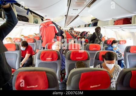 Vienne, Autriche. 2 octobre 2020. Les passagers attendent le décollage sur un vol à destination de Shanghai à l'aéroport international de Vienne à Schwechat, Autriche, le 2 octobre 2020. Austrian Airlines a repris vendredi les vols de passagers à destination de Shanghai, qui ont été suspendus en raison de la pandémie COVID-19. Credit: Georges Schneider/Xinhua/Alay Live News Banque D'Images