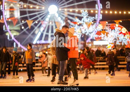 Couple dans l'amour. Personnages romantiques pour la Saint Valentin. Vrai amour. Un Couple heureux S'amuser à la patinoire de la ville le soir. Joyeux romantique Banque D'Images