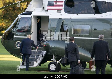 Washington, États-Unis. 02 octobre 2020. Le président américain Donald Trump a élu Marine One sur la pelouse sud de la Maison Blanche à Washington, DC, le vendredi 2 octobre 2020. Trump sera emmené au Walter Reed National Military Medical Center pour être traité pour Covid-19, a déclaré la Maison Blanche. Trump et la première dame Melania Trump ont été testés positifs pour le coronavirus. Photo de Sarah Silbiger/UPI crédit: UPI/Alay Live News Banque D'Images