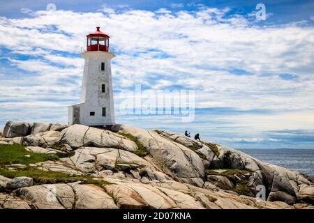 Icône de la Nouvelle-Écosse : phare de Peggy's Cove pendant une journée ensoleillée Banque D'Images