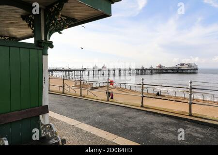Promenade sur le front de mer et North Pier à Blackpool, Lancashire, Angleterre, Royaume-Uni Banque D'Images