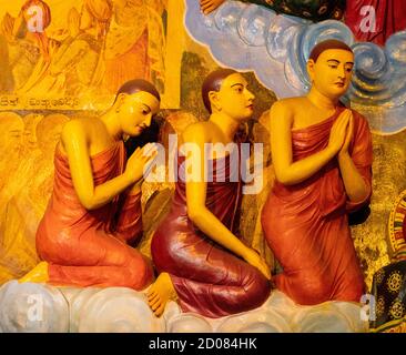 Statue de trois Moines priant dans la supplication dans Temple Gangaramaya à Colombo au Sri Lanka. Banque D'Images