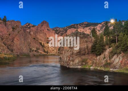 pleine lune s'élevant au-dessus des falaises au-dessus de la rivière missouri près de dearborn, montana Banque D'Images