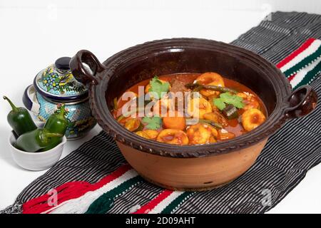 Mole de olla traditionnelle mexicaine avec quelques piments jalapeño Banque D'Images