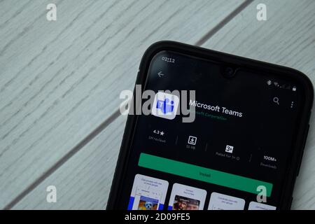 Application de développement Microsoft Teams avec agrandissement sur l'écran du smartphone. Microsoft Teams est un navigateur Web gratuit développé par Microsoft Corporation. BEKASI, NOUS Banque D'Images