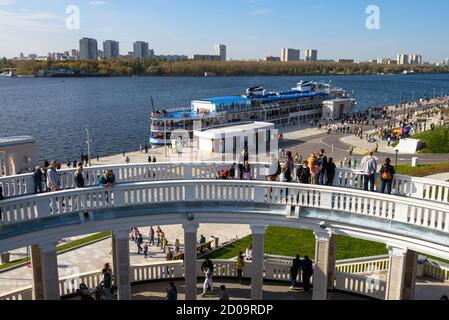 Moscou - 27 septembre 2020 : terminal de la rivière du Nord (Rechnoy Vokzal) et navire de tourisme à Moscou, Russie. Les gens visitent l'ancienne architecture de style soviétique chez M. Banque D'Images