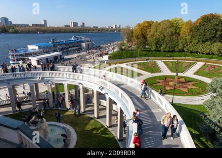 Moscou - 27 septembre 2020 : terminal de la rivière du Nord (Rechnoy Vokzal) et navire de tourisme à Moscou, Russie. Les gens visitent l'ancienne architecture de style soviétique chez M. Banque D'Images