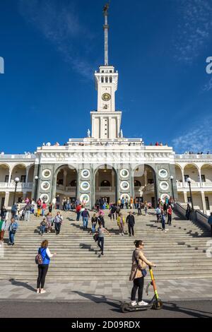 Moscou - 27 septembre 2020 : entrée principale du terminal de la rivière du Nord, ou Rechnoy Vokzal à Moscou, Russie. Les gens visitent l'ancienne architecture dans le stalinis soviétique Banque D'Images