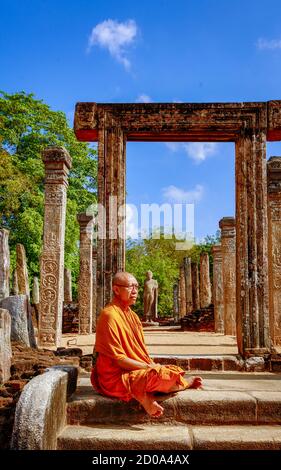 ED-Negombo, Sri Lanka - 2019-03-22 - Monk pose devant célèbre Buddah Site. Banque D'Images