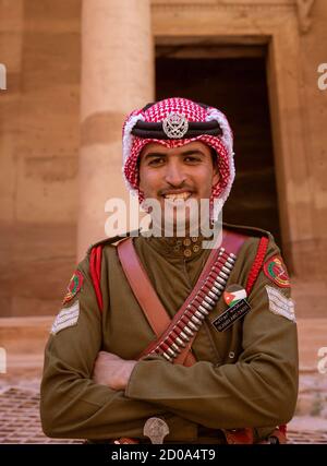 Petra, JORDANIE - 2019-04-21 - Friendly Jordanian Guard maintient la paix dans la région de Petra. Banque D'Images