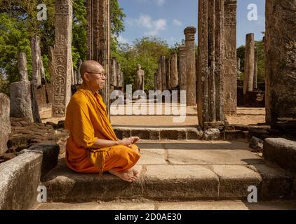 ED-Negombo, Sri Lanka - 2019-03-22 - Monk pose devant célèbre Buddah Site. Banque D'Images