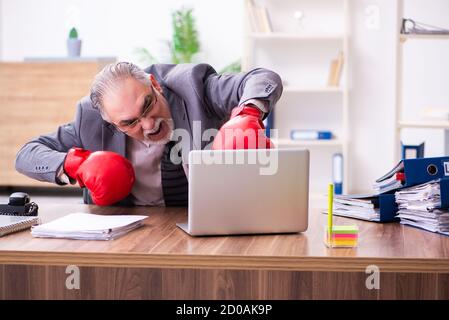Homme d'affaires furieux et furieux sur son lieu de travail Banque D'Images