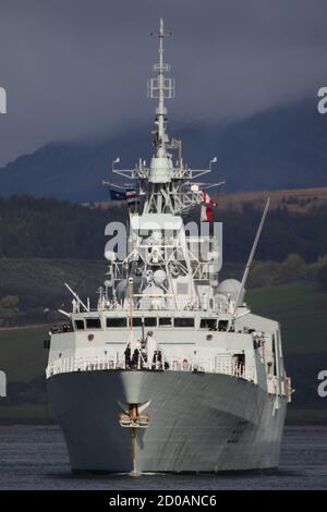 Le NCSM Toronto (FFH 333), une frégate multirôle de classe Halifax (ou de classe ville) exploitée par la Marine royale du Canada, passant Greenock à son arrivée pour l'exercice guerrier interarmées 20-2. Banque D'Images