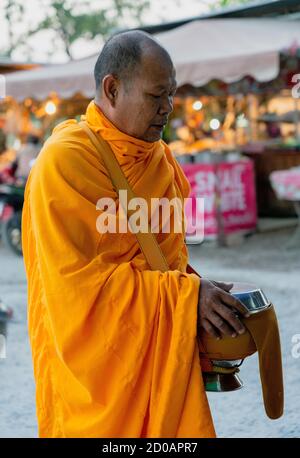 Sukhothai, Tahiland - 2019-03-06 - Promenades pour demander l'aumône de moine. Banque D'Images