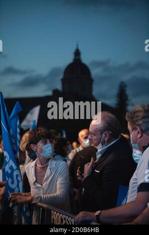 Catane, Italie. 02 octobre 2020. Les gens se parlent les uns aux autres pendant la réunion.le parti de la Ligue droite et populiste tient une réunion de trois jours où ils ont parlé de la « liberté » à Catane avant l'audition préliminaire de leur chef, Matteo Salvini. En tant qu'ancien ministre de l'intérieur, Matteo Salvini comparaîtra en cour pour avoir prétendument arrêté illégalement des migrants en mer sur le bateau de la garde côtière italienne Gregoretti, empêchant ainsi 131 migrants de débarquer du 27 au 31 juillet 2019. Salvini pourrait faire face à 15 ans de prison. Crédit : SOPA Images Limited/Alamy Live News Banque D'Images