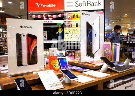 Tokyo, Japon. 2 octobre 2020. Les smartphones Apple iPhone 11 sont présentés dans une boutique Softbank à Tokyo, au Japon. Apple Inc. A lancé sa série iPhone 11 au Japon dans le contexte d'une concurrence accrue d'autres grands. Crédit : James Matsumoto/SOPA Images/ZUMA Wire/Alay Live News Banque D'Images