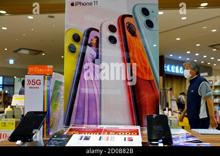 Tokyo, Japon. 2 octobre 2020. Les smartphones Apple iPhone 11 sont présentés dans une boutique Softbank à Tokyo, au Japon. Apple Inc. A lancé sa série iPhone 11 au Japon dans le contexte d'une concurrence accrue d'autres grands. Crédit : James Matsumoto/SOPA Images/ZUMA Wire/Alay Live News Banque D'Images