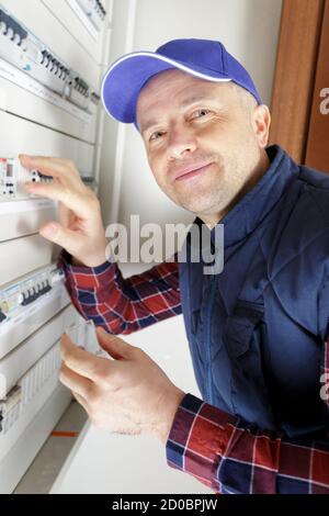 gros plan sur l'installation d'un fusible par un électricien dans le tableau de bord Banque D'Images