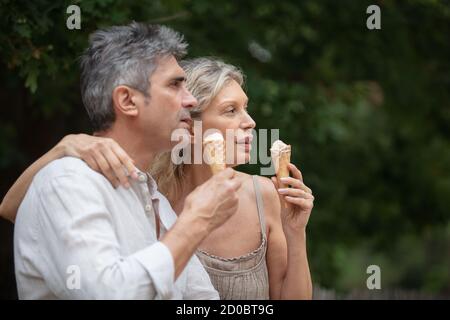 couple heureux de manger de la glace à l'extérieur Banque D'Images