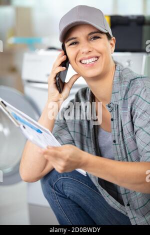 portrait à la taille haute d'une employée moderne regardant un smartphone Banque D'Images