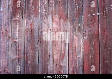 Arrière-plan en bois rouge patiné avec motifs texturés sur une ancienne porte en bois. Banque D'Images