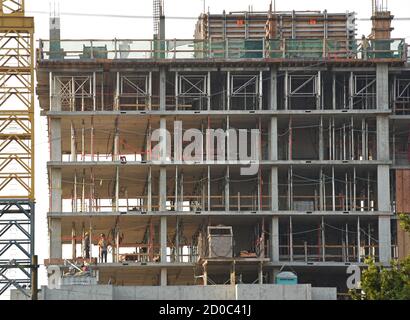 Les travailleurs se trouvent dans la coquille en béton d'une tour d'habitation en condomnium en construction à Victoria, en Colombie-Britannique, au Canada, sur Vancouver i Banque D'Images