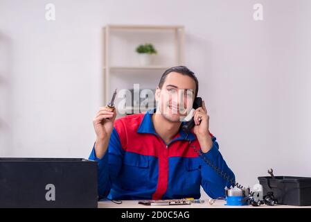 Jeune homme réparateur réparant un ordinateur PC Banque D'Images