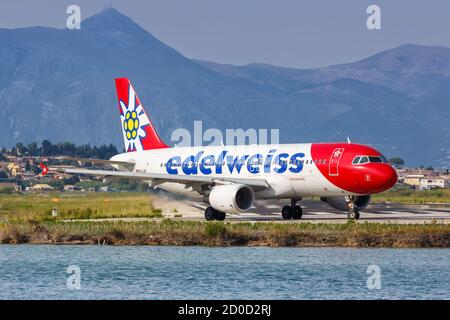 Corfou, Grèce - 19 septembre 2020 : avion Edelweiss Airbus A320 à l'aéroport de Corfou en Grèce. Airbus est un fabricant européen d'avions basé à Tou Banque D'Images