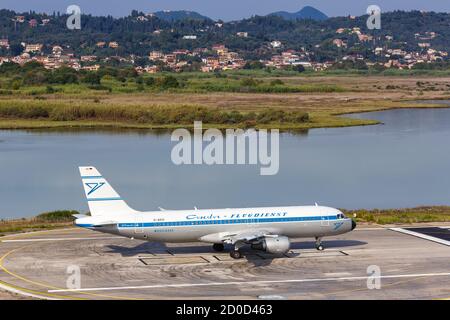 Corfou, Grèce - 19 septembre 2020 : avion A320 de Condor Airbus dans la décoration spéciale rétro de l'aéroport de Corfou en Grèce. Airbus est un avion européen Banque D'Images
