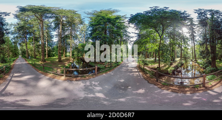 Vue panoramique à 360° de Bridge over stream at Blackwater along Rhinefield Ornamental Drive in the New Forest National Park
