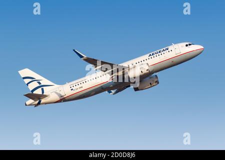 Athènes, Grèce - 23 septembre 2020 : avion A320 A320 d'Aegean Airlines à l'aéroport d'Athènes en Grèce. Airbus est une base européenne de constructeurs d'avions Banque D'Images