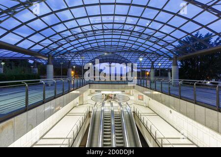 Dortmund, Allemagne - 9 août 2020: Dortmund Metro MRT Stadtbahn Station de métro Westfalenhallen Allemagne. Banque D'Images