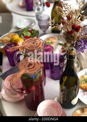 encore vie de repas, de boissons et de fleurs Banque D'Images