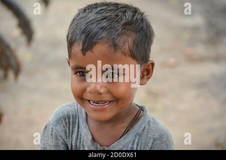 TIKAMGARH, MADHYA PRADESH, INDE - 14 SEPTEMBRE 2020 : portrait d'un garçon indien non identifié. Banque D'Images