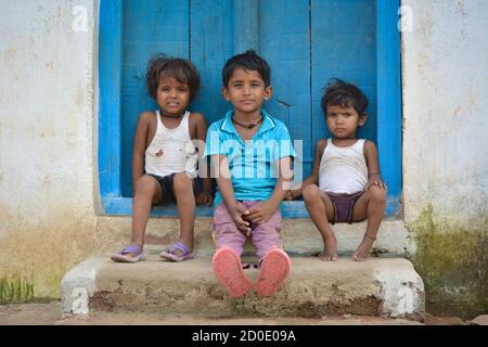 TIKAMGARH, MADHYA PRADESH, INDE - 14 SEPTEMBRE 2020 : jeunes enfants souriant et s'amusant de la région rurale de l'Inde. Banque D'Images