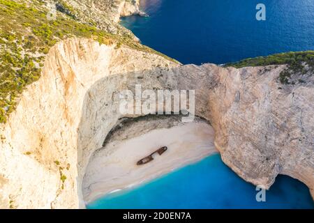 Zakynthos, Grèce - 20 septembre 2020 : naufrage de l'île de Zakynthos Grèce Navagio Beach drone View photo aérienne en Grèce. Banque D'Images