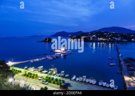 Corfou, Grèce - 19 septembre 2020 : soirée église Vlachernon Vlacherna Kanoni île voyageant mer en Grèce. Banque D'Images