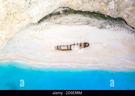 Zakynthos, Grèce - 20 septembre 2020: Île de Zakynthos Grèce épave Navagio plage voyage vacances arrière-plan drone vue aérienne photo en Grèce. Banque D'Images