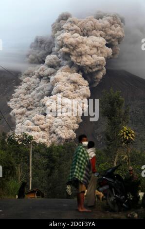 Le mont Merapi libre des matires volcaniques dans l'air, comme on le ...
