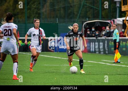 Lea le Garrec du FC Fleury et Eugénie le Sommer De l'Olympique Lyonnais dans un duel pour le ballon pendant Le championnat de France des femmes D1 Arkema Footbal Banque D'Images