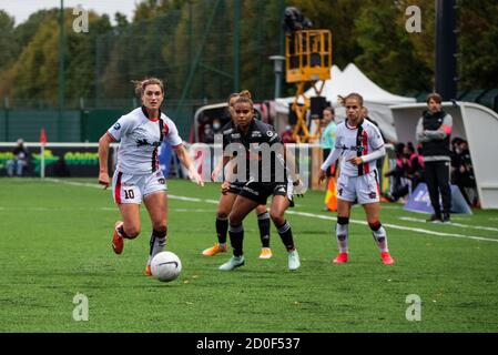 Lea le Garrec du FC Fleury et Nikita Parris de L'Olympique Lyonnais lutte pour le ballon pendant le français féminin Championnat D1 Arkema football Match Banque D'Images