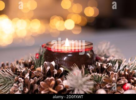 Décoration de Noël en branche d'arbre avec jouets du nouvel an sur elle et une bougie dans elle. Banque D'Images