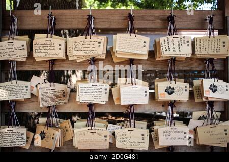 Plaques votives en bois EMA au sanctuaire Meiji Jingu à Tokyo Banque D'Images