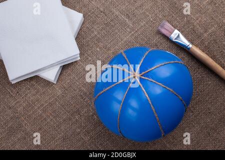 Un ballon en jute, des chiffons, un pinceau pour la colle, faisant une citrouille en papier-maché pour Halloween, décor pour l'isolation Banque D'Images