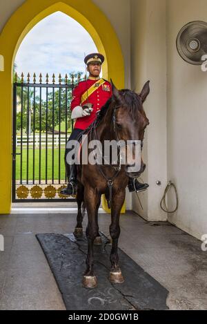Kuala Lumpur, Malaisie - 2 décembre 2019 : une garde royale de chevaux dans le nouveau Palais Royal Istana Negara (palais national) à Kuala Lumpur, Malaisie. Banque D'Images