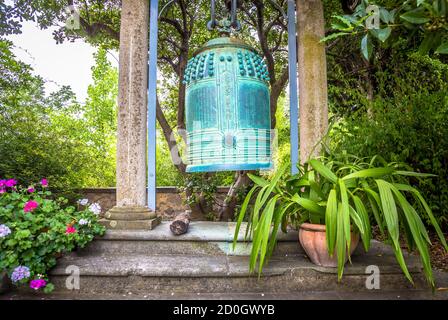 VENTIMIGLIA, ITALIE - VERS AOÛT 2020 : ancienne cloche japonaise située dans les jardins de Hambury et finement fabriquée en bronze. Il semble venir d'un SH bouddhiste Banque D'Images