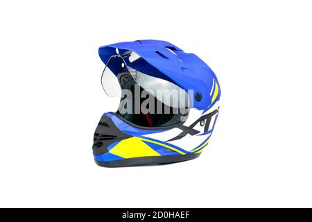 Casque de motocross multicolore isolé sur fond blanc. Banque D'Images