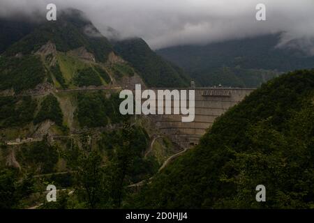 Barrage d'Ingouri - barrage hydroélectrique sur la rivière Ingouri En Géorgie Banque D'Images